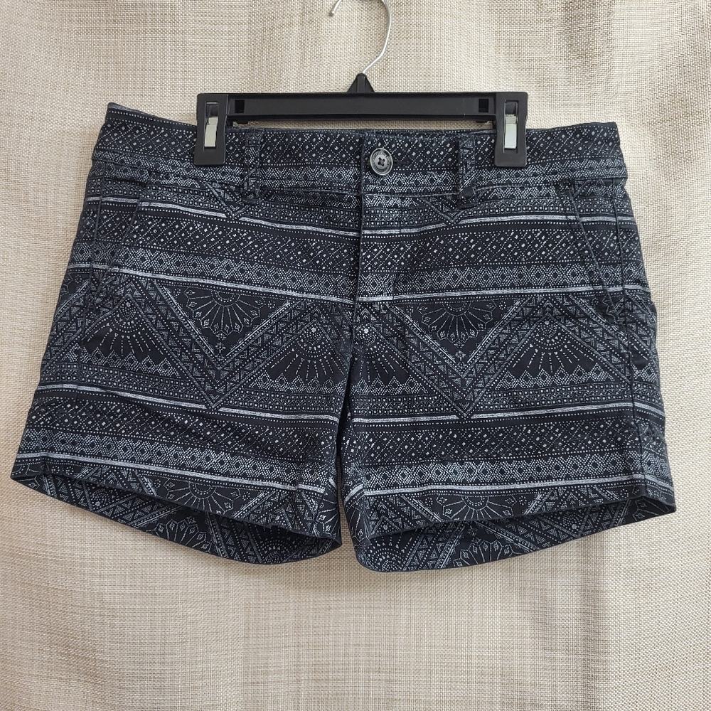 American Eagle Women's Black Gray Tribal‎ Dot Midi Shorts Stretch Pockets Size 4